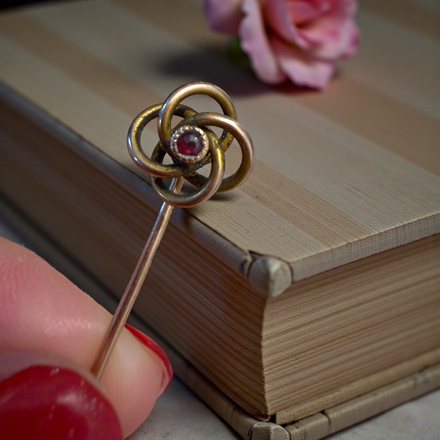 Spilla gioiello da cappotto placcata oro, nodo Liberty con piccolo granato