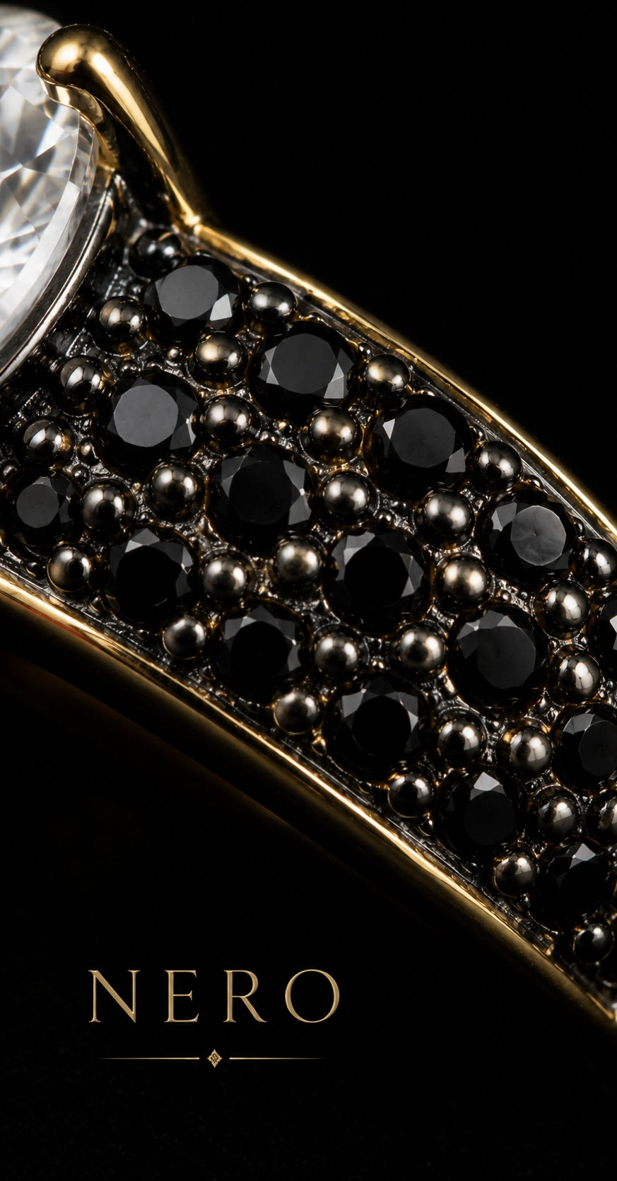 Anello solitario contemporaneo placcato oro a fascia con zirconia cubica e pietre sfaccettate nere