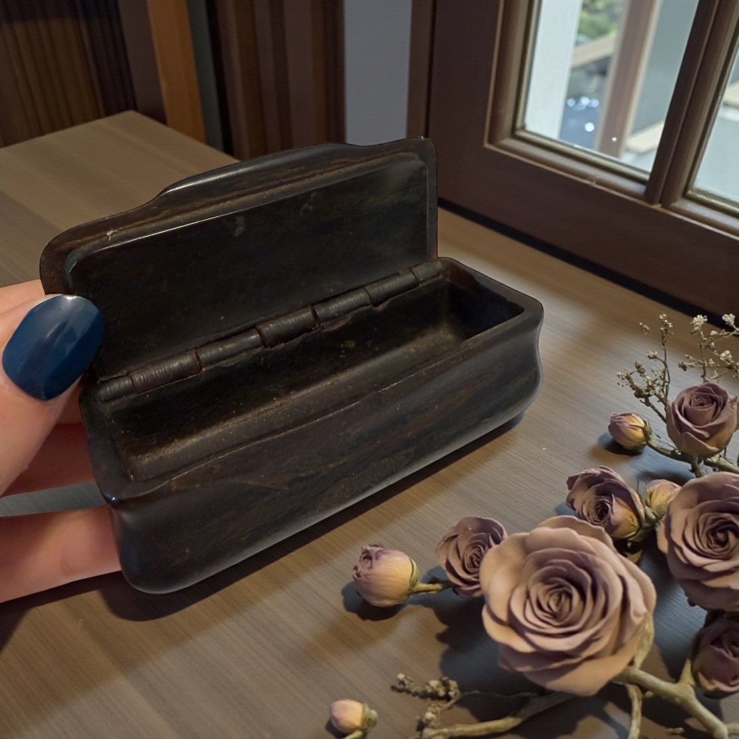 Tabacchiera in corno ottocentesca con decori argentati ed in madreperla