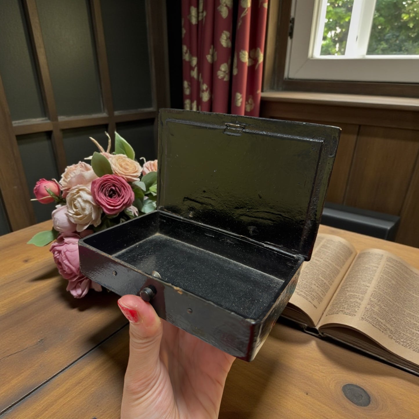 Cofanetto laccato nero orientale in papier mâché con paesaggio dorato