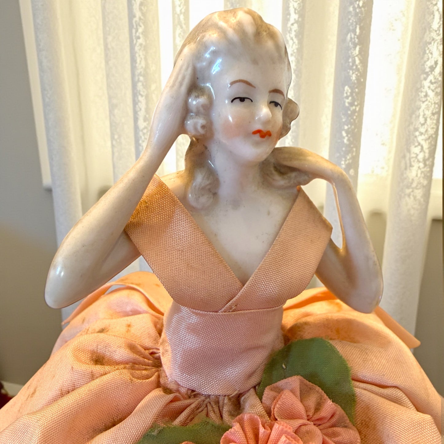 Antica half doll con abito rosa cipria e fiori tessuti a mano, anni ‘30