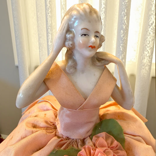 Antica half doll con abito rosa cipria e fiori tessuti a mano, anni ‘30