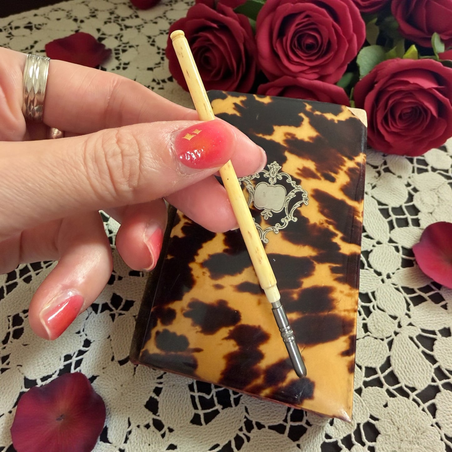 Carnet de bal 1890-1900 in finta tartaruga con matita in osso, semanier e nota spese