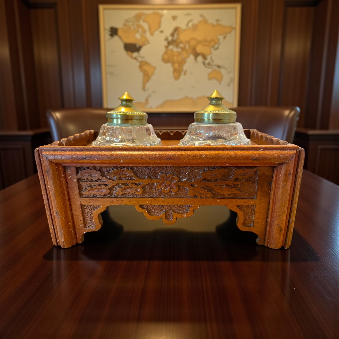 Set da Studio porta calamai in legno intagliato con due calamai, anni 40 50.