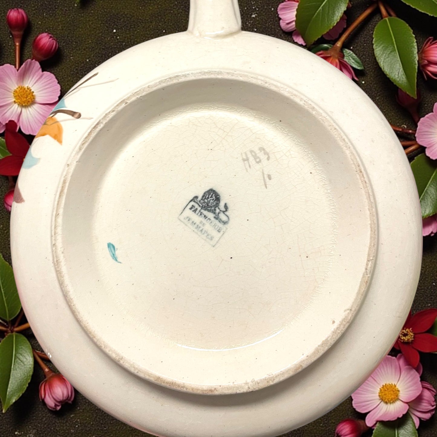 Vaso da notte in terraglia smaltata con viole del pensiero; Faiencerie de Jemappes