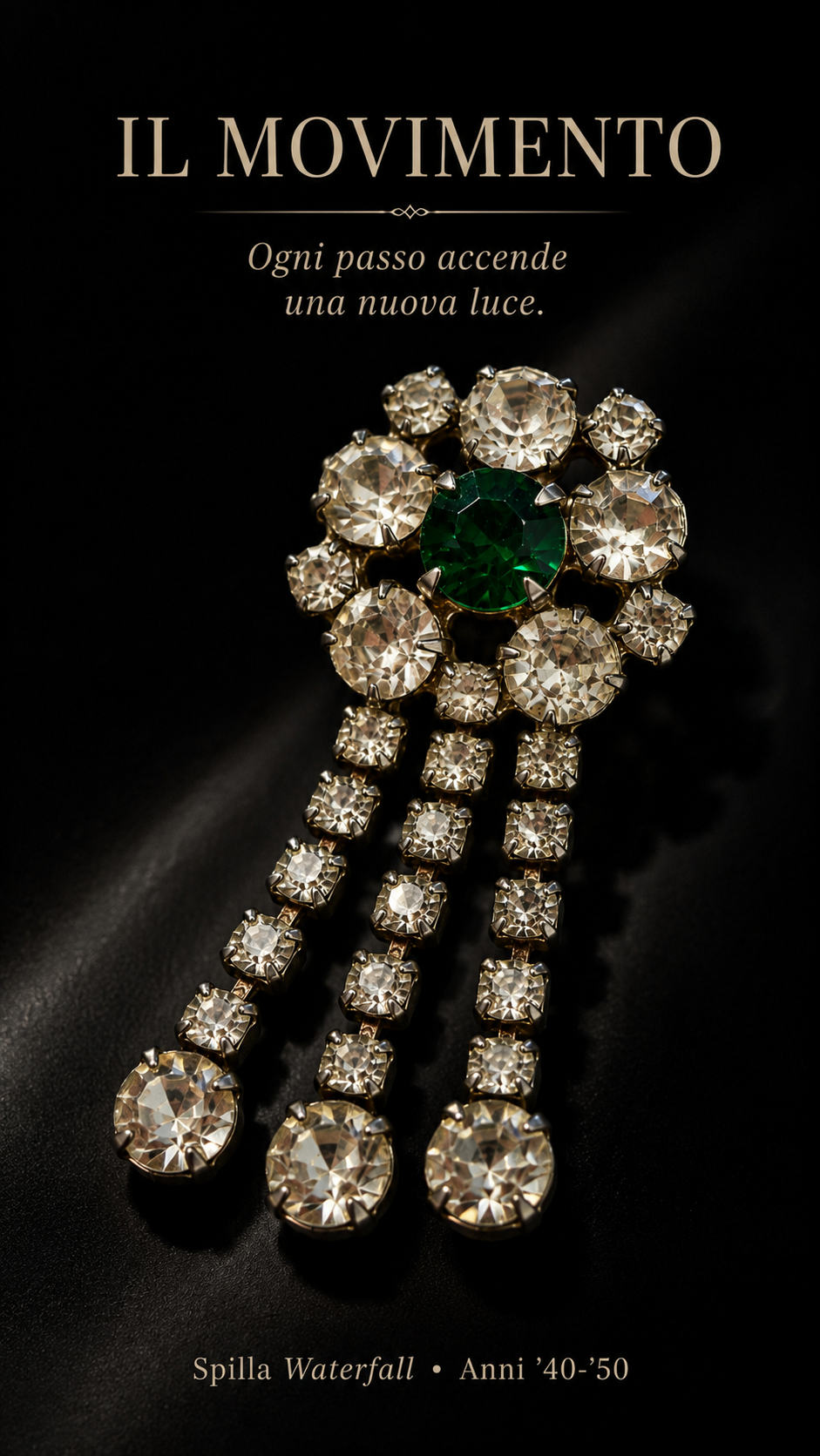 Waterfall brooch anni 40-50 con catenelle di strass in vetro e castone verde centrale