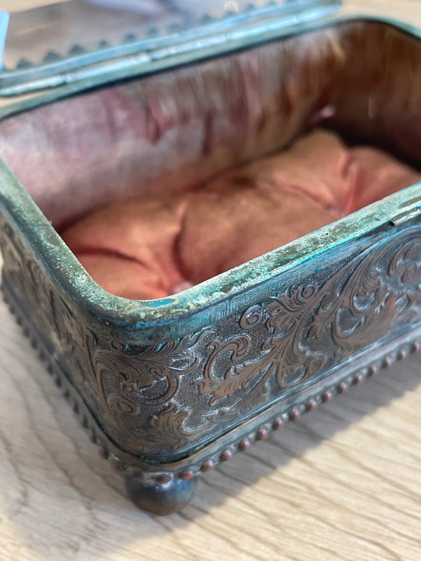 Scrigno porta gioielli Art Nouveau, con lamina argentata e interno in seta rosa antico