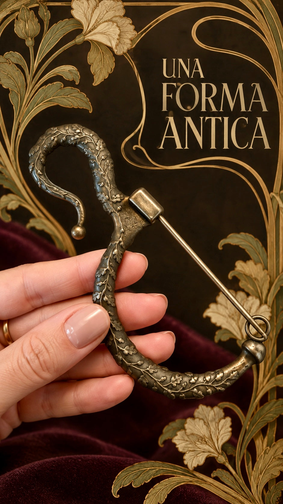 Grande fibula decorata con ghiande e foglie di quercia, 11 cm primi decenni del ‘900