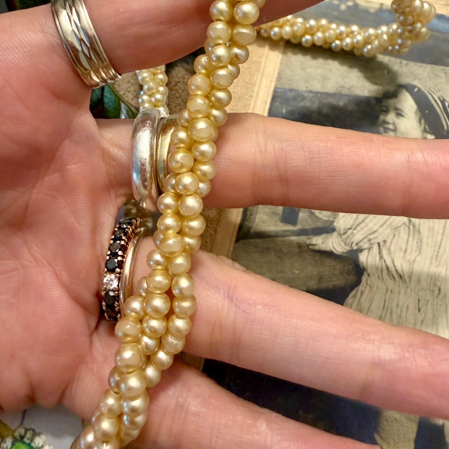 Collana vintage 50s a tre fili di perline torchon, chiusura a barilotto