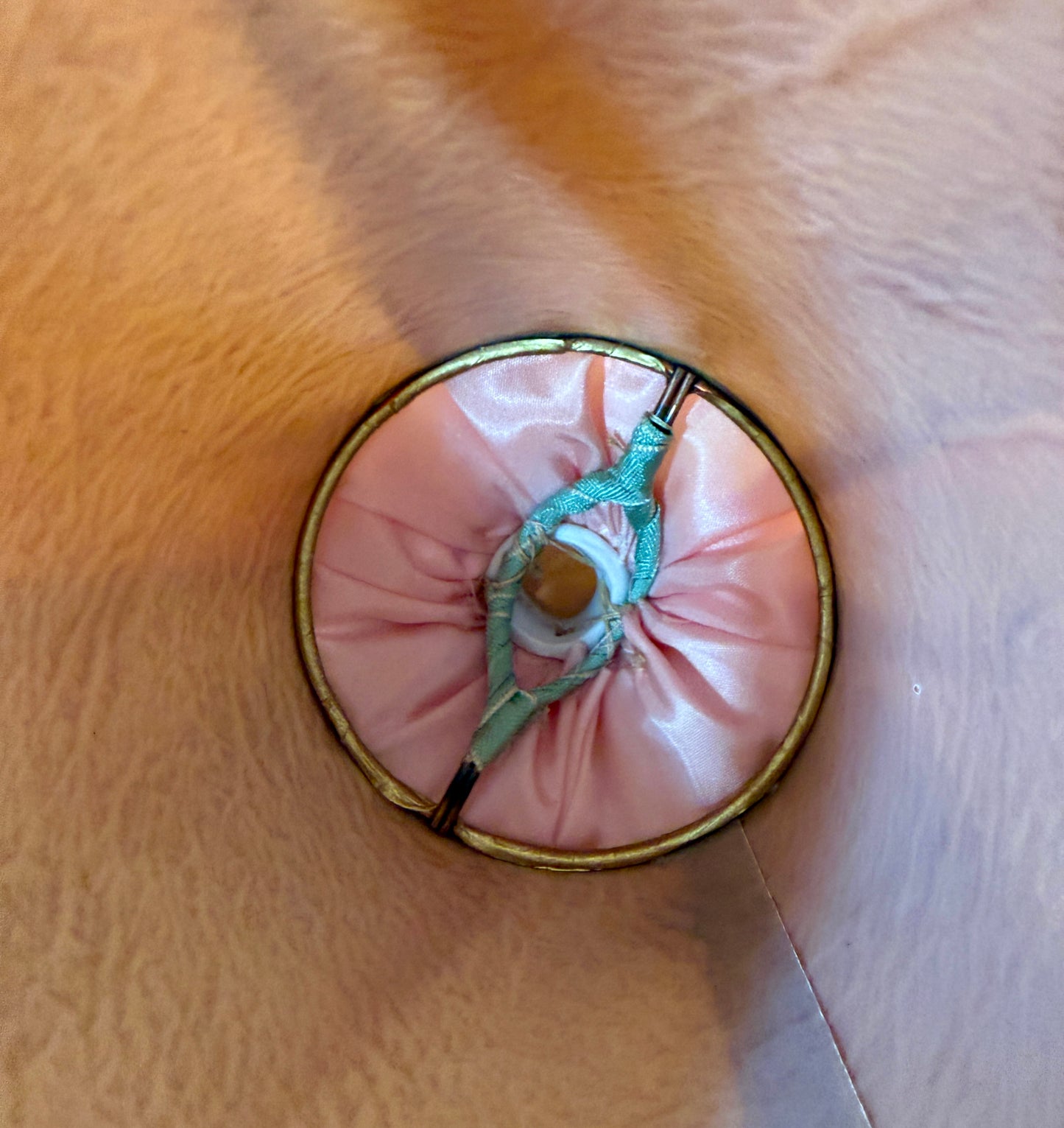 Antica half doll con abito rosa cipria e fiori tessuti a mano, anni ‘30