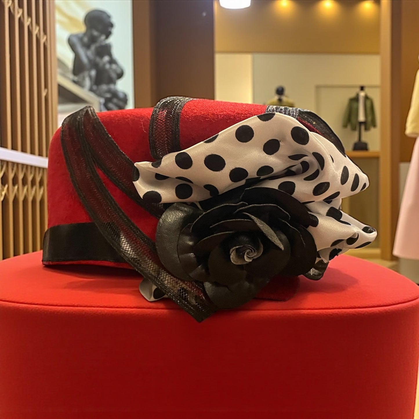 Cappellino pillbox anni ‘50 in feltro rosso rivisitato da stilista francese