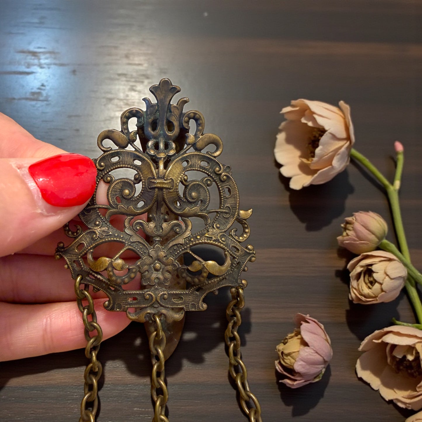 Chatelaine anni ‘20 ca con 3 catene, alla centrale fissato un carnet de bal