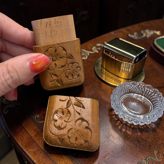 Vesta Case antico in legno intagliato, fine ‘800 - primo ‘900 area alpina francese