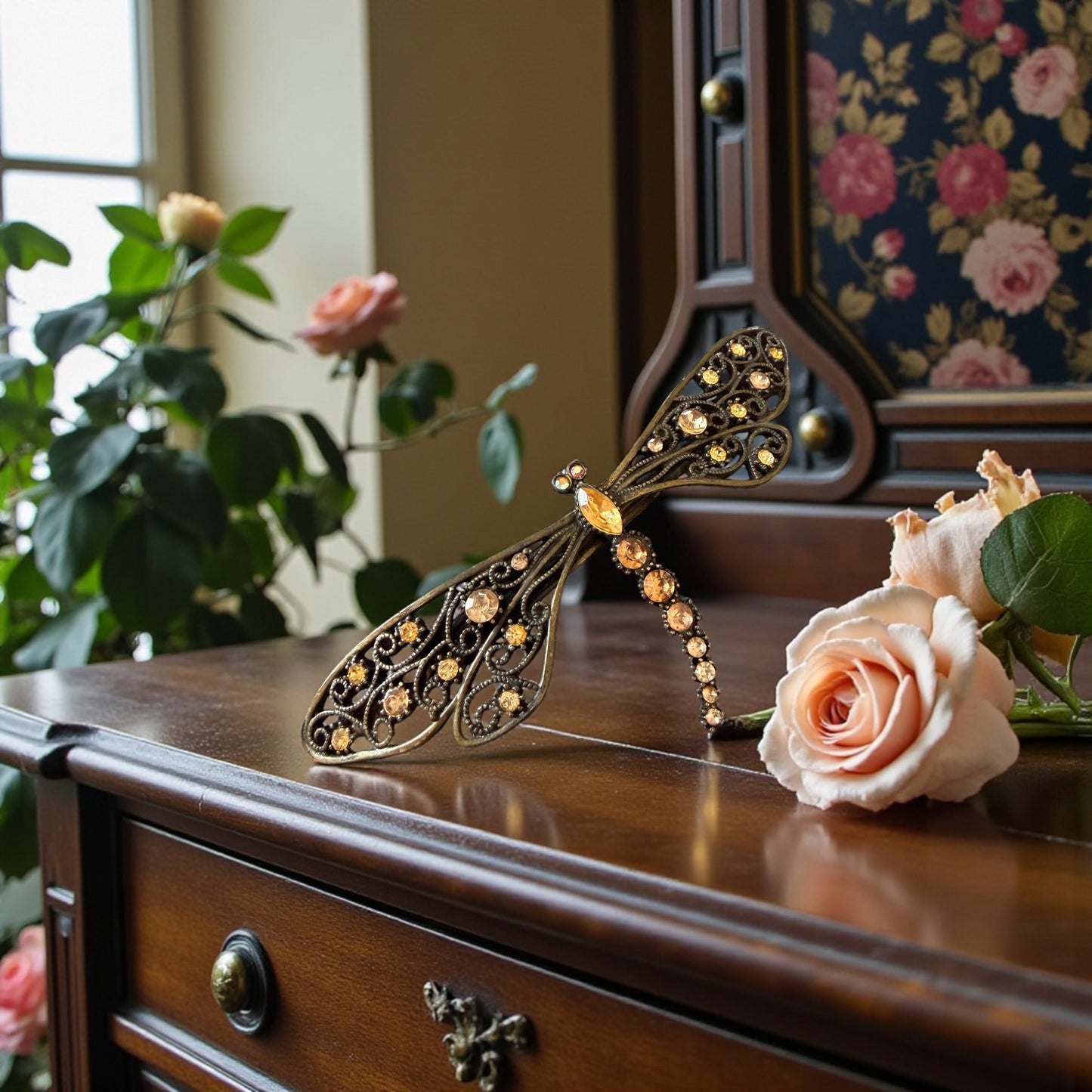 Spilla di generose dimensioni a guisa di libellula con strass color Ambra, Liberty revival ￼