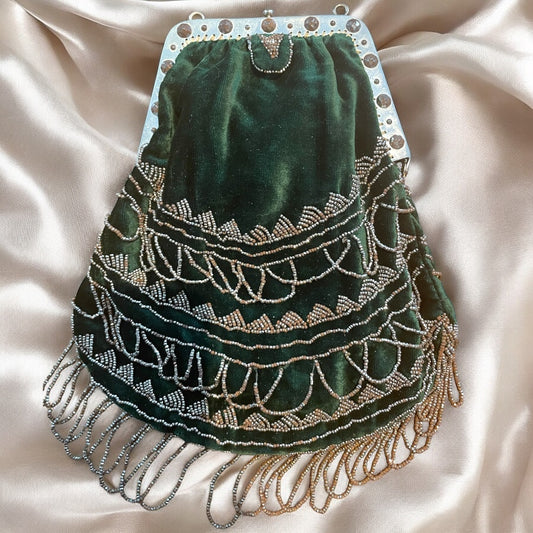 Borsetta da sera fine ‘800 rimontata successivamente, in velluto con perline art déco