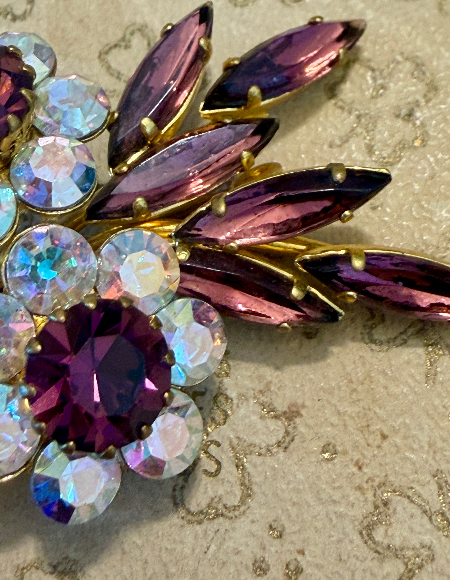 Spilla a bouquet floreale belga con Aurora Borealis in confezione originale d’epoca