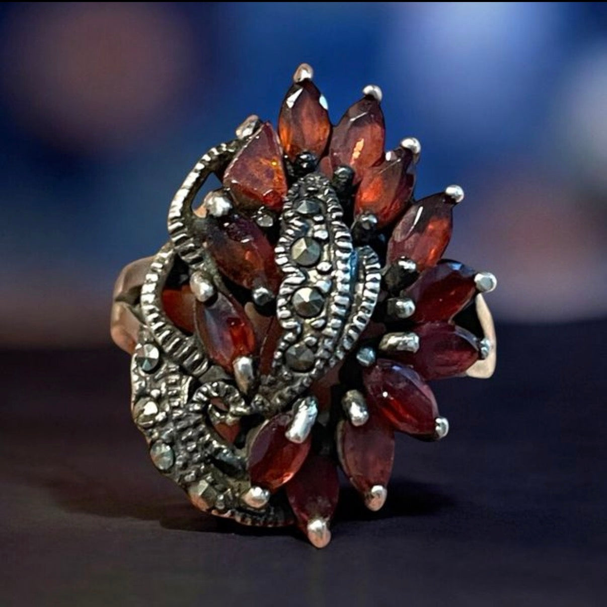 Anello cocktail in argento con granati almandini e marcasiti