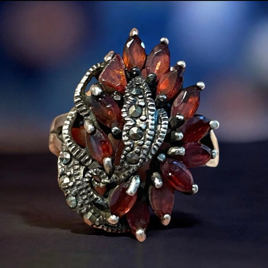 Anello cocktail in argento con granati almandini e marcasiti