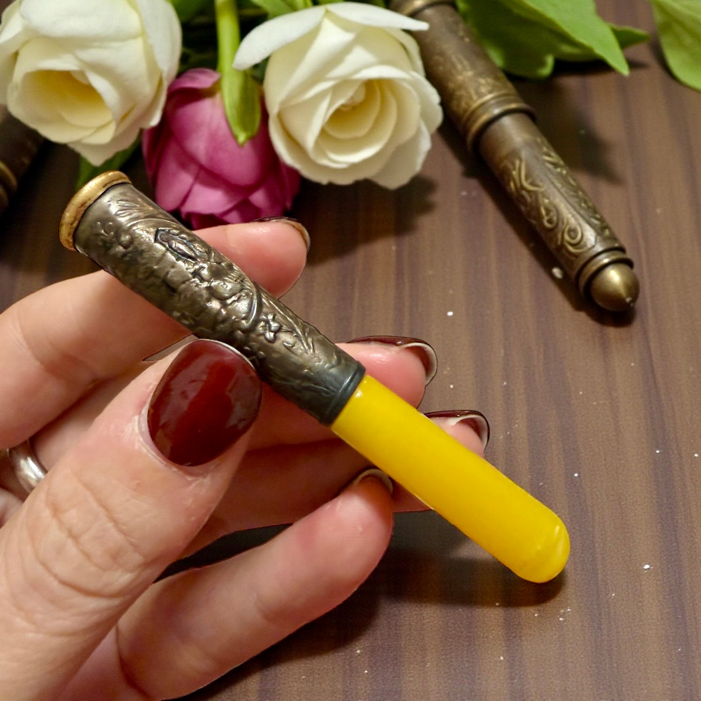 Bocchino antico gioiello con argento a sbalzo e scena apparizione Lourdes