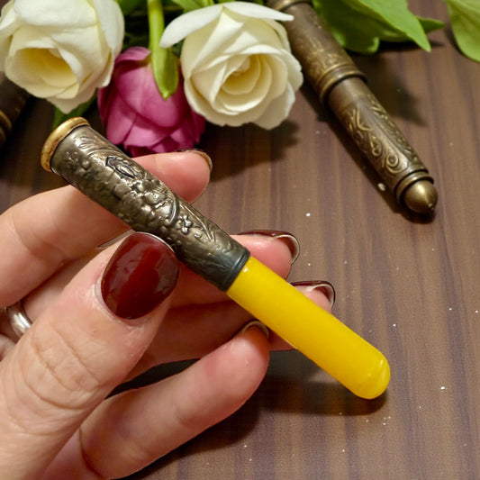 Bocchino antico gioiello con argento a sbalzo e scena apparizione Lourdes