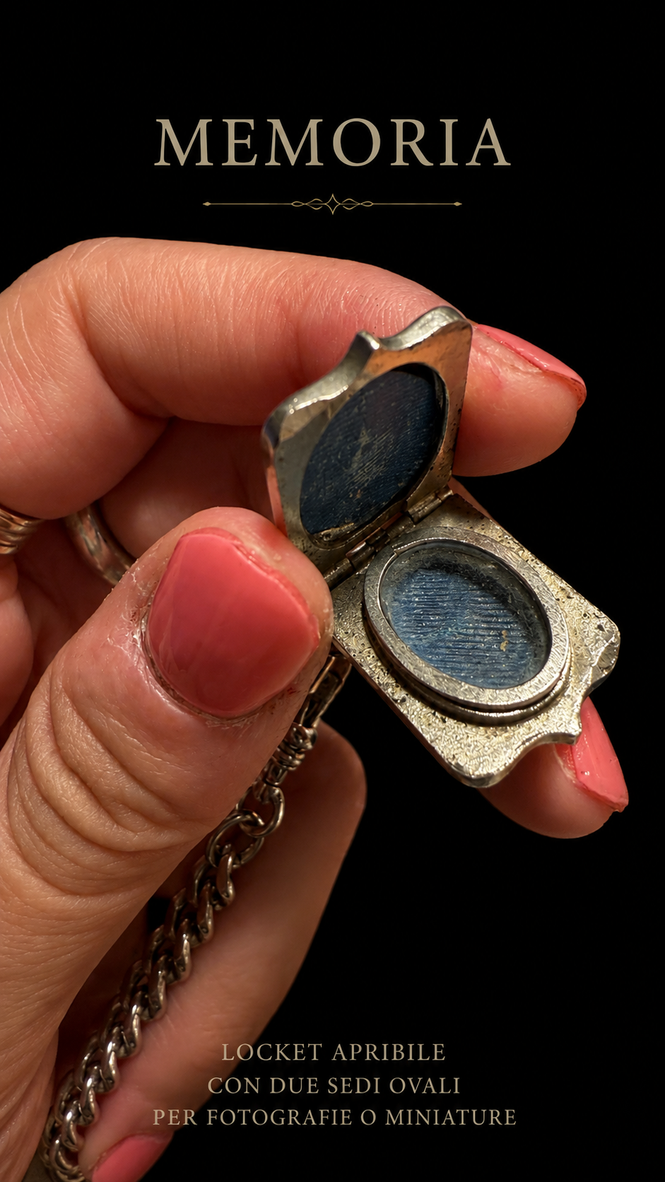 Antica guard chain con locket sentimentale apribile a guisa di stemma araldico