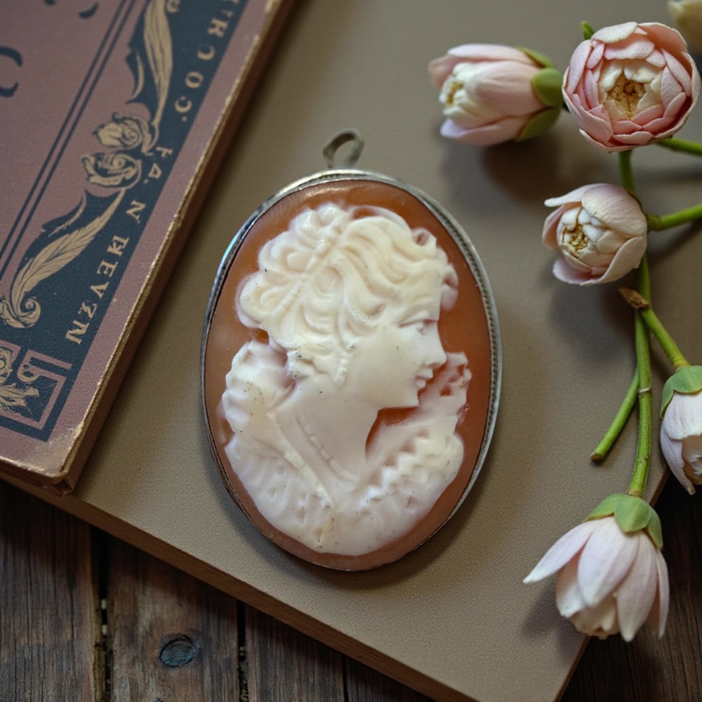 Cammeo su conchiglia in cornice d’argento, doppia funzione spilla & pendente, ca anni ‘50