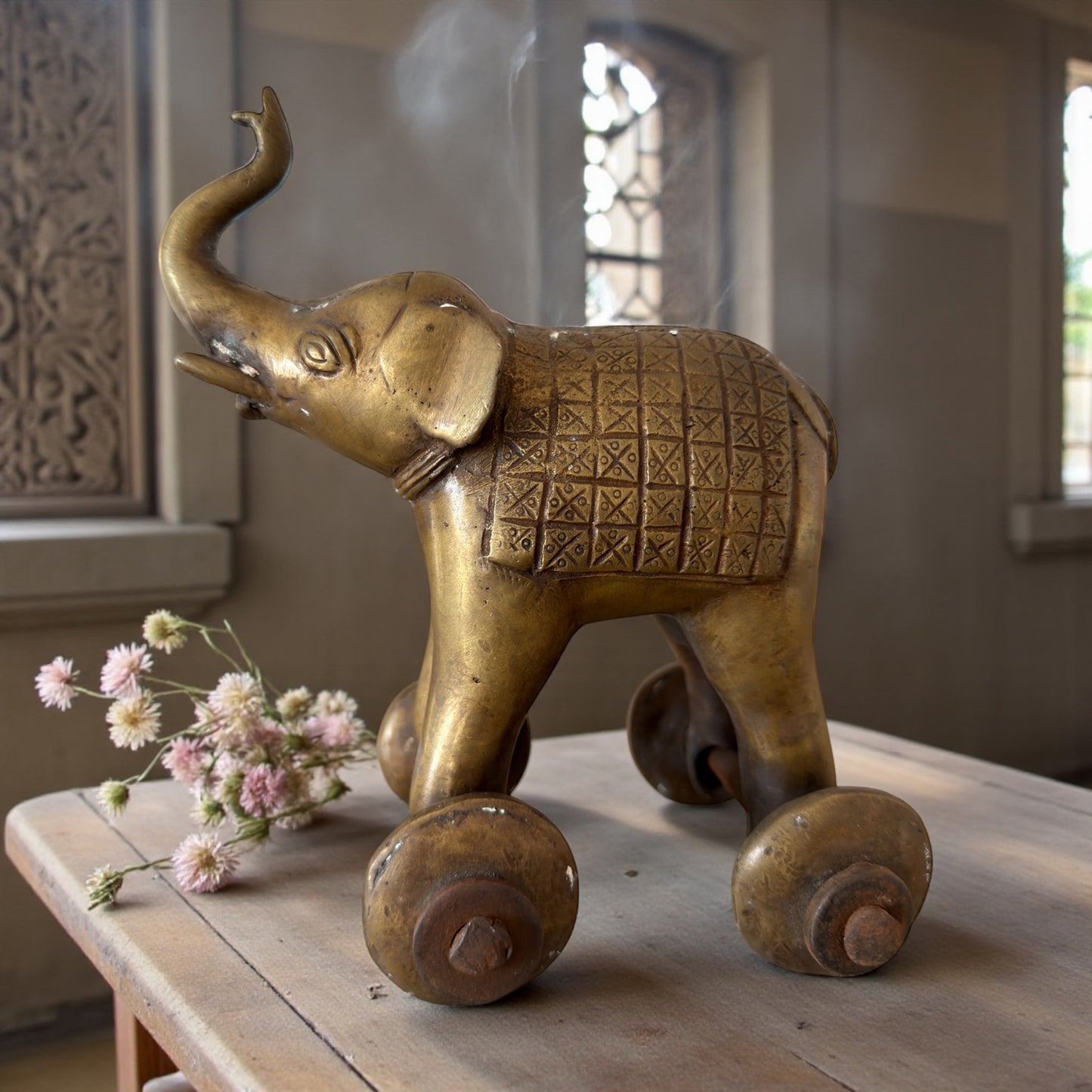 Temple toy in ottone pieno a guisa di elefante su ruote con la proboscide alzata