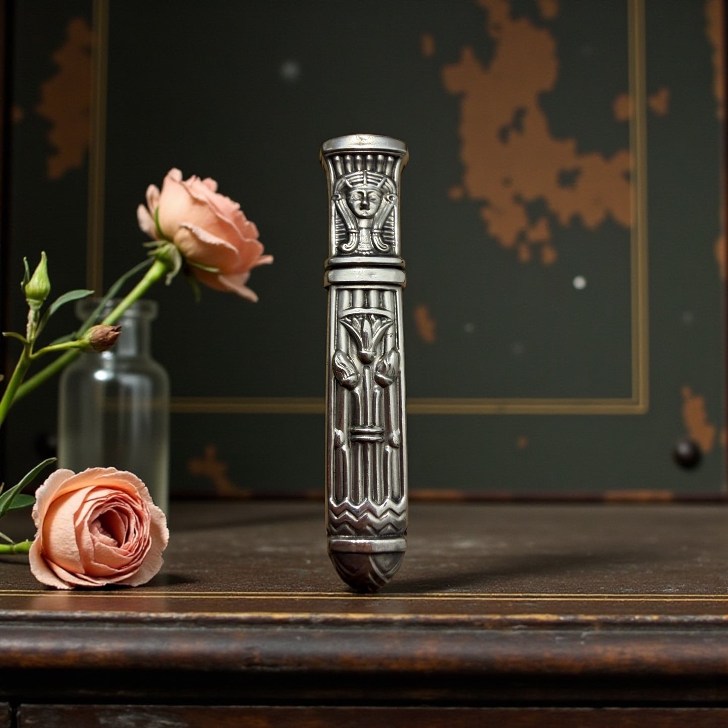 Porta aghi in argento punzonato, Egitto reinterpretato Déco, anni ‘20 ca, Francia