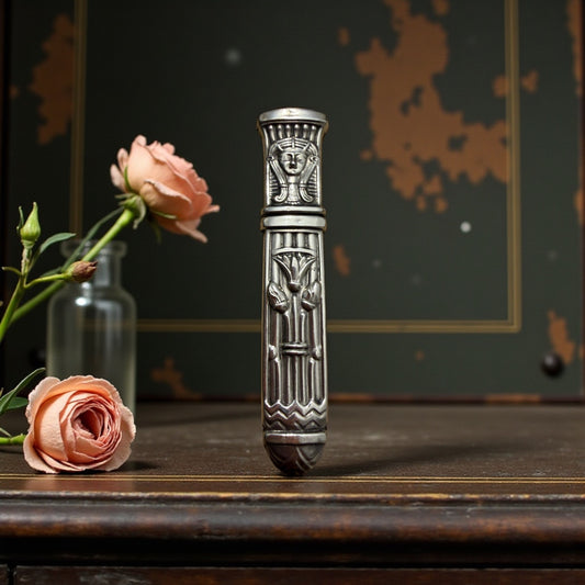 Porta aghi in argento punzonato, Egitto reinterpretato Déco, anni ‘20 ca, Francia