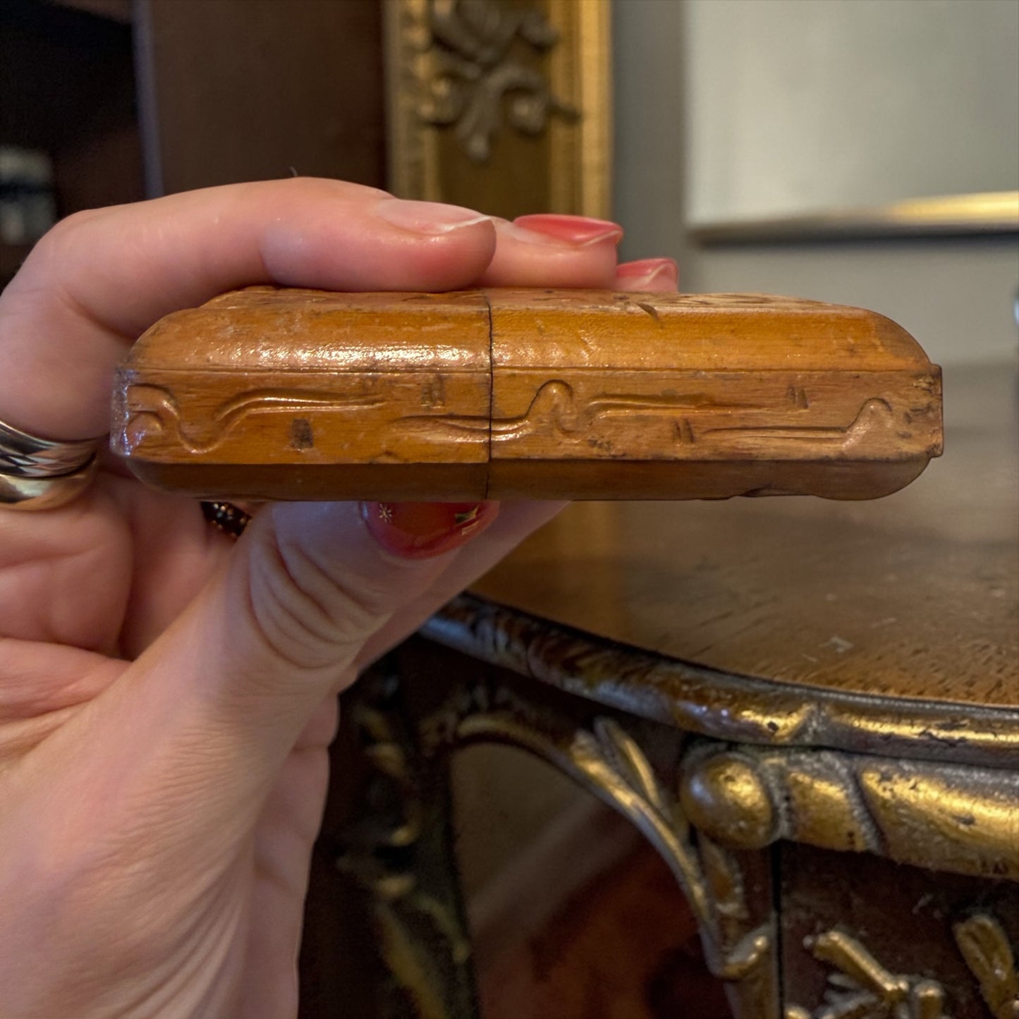 Vesta Case antico in legno intagliato, fine ‘800 - primo ‘900 area alpina francese