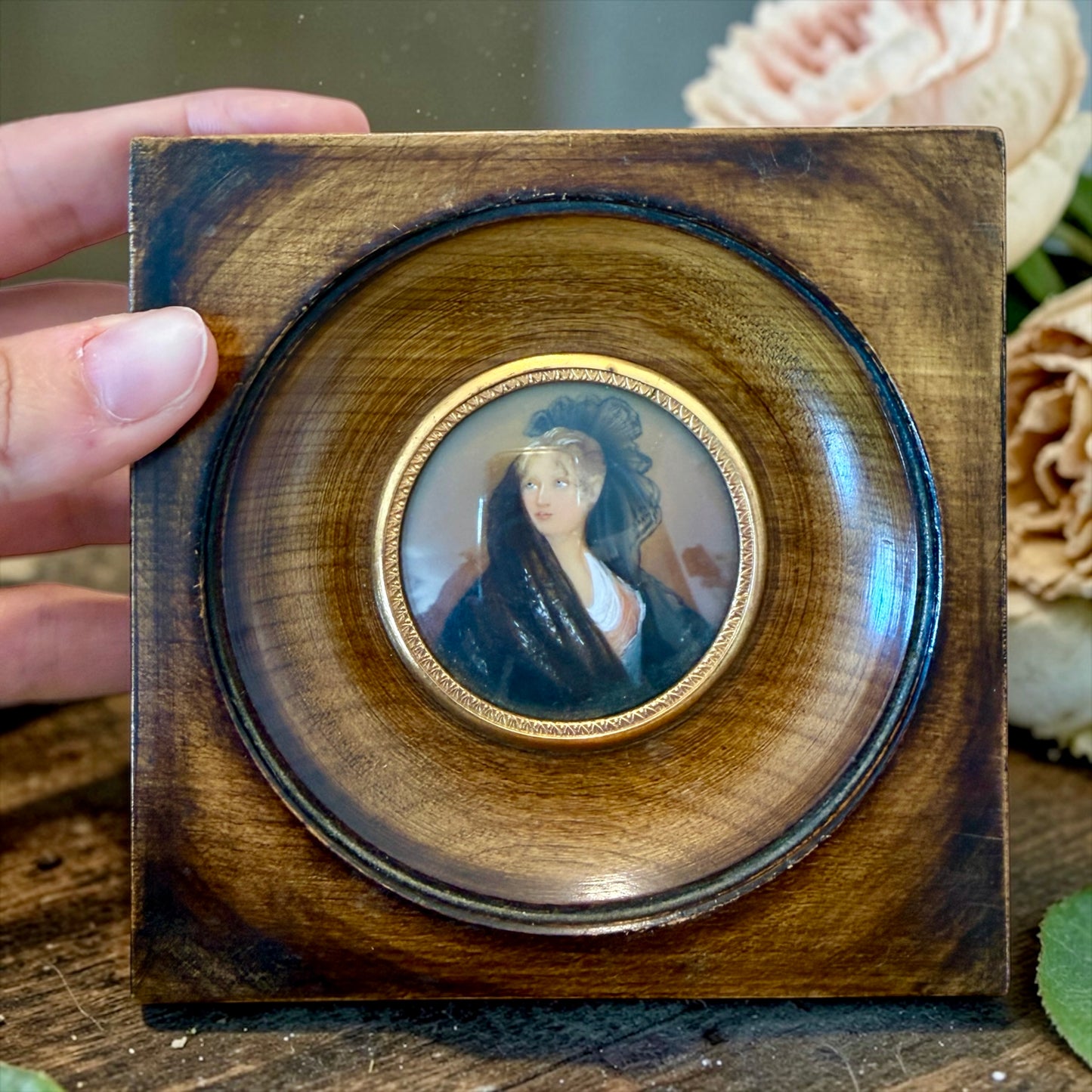 Miniatura antica ritratto di donna in cornice lignea protetta da vetro bombato d’epoca