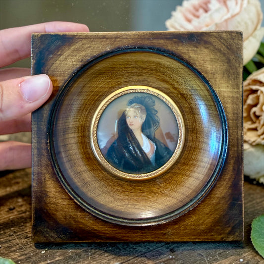 Miniatura antica ritratto di donna in cornice lignea protetta da vetro bombato d’epoca