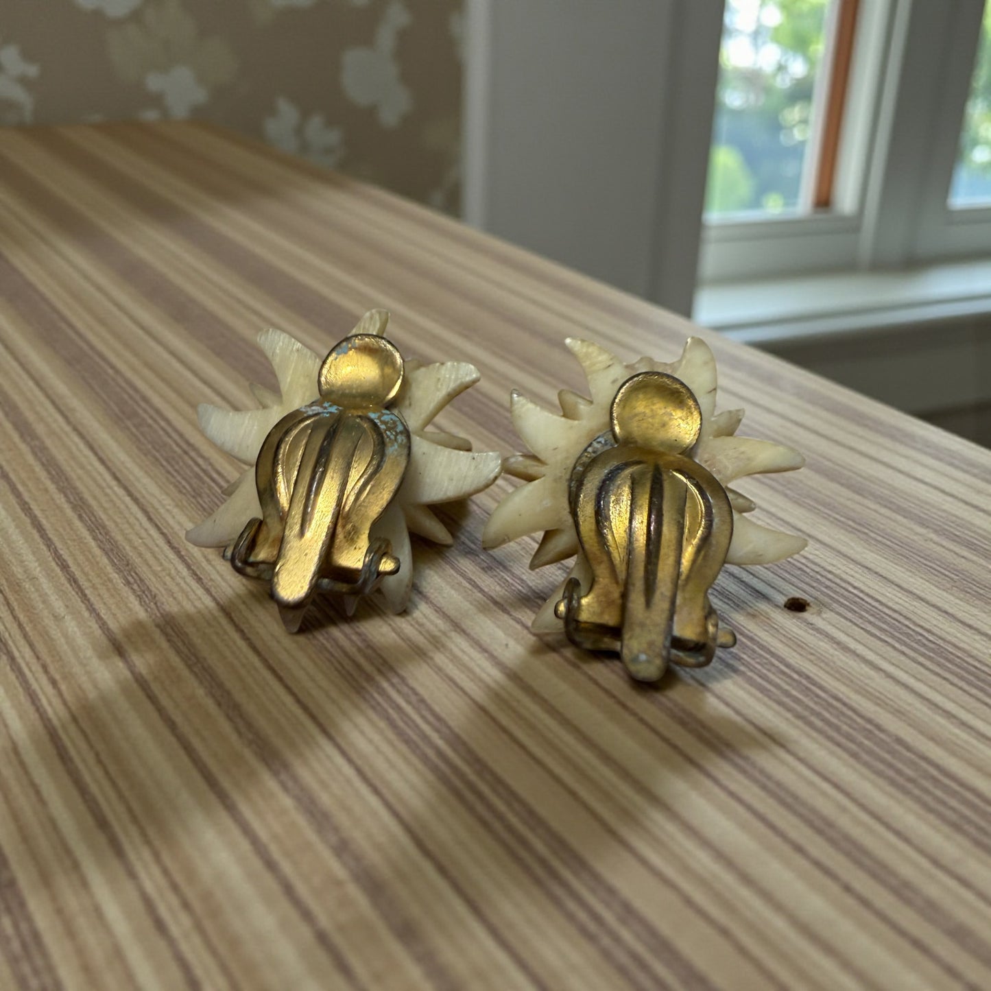 Parure spilla e orecchini clip in galalith stella alpina, 50s