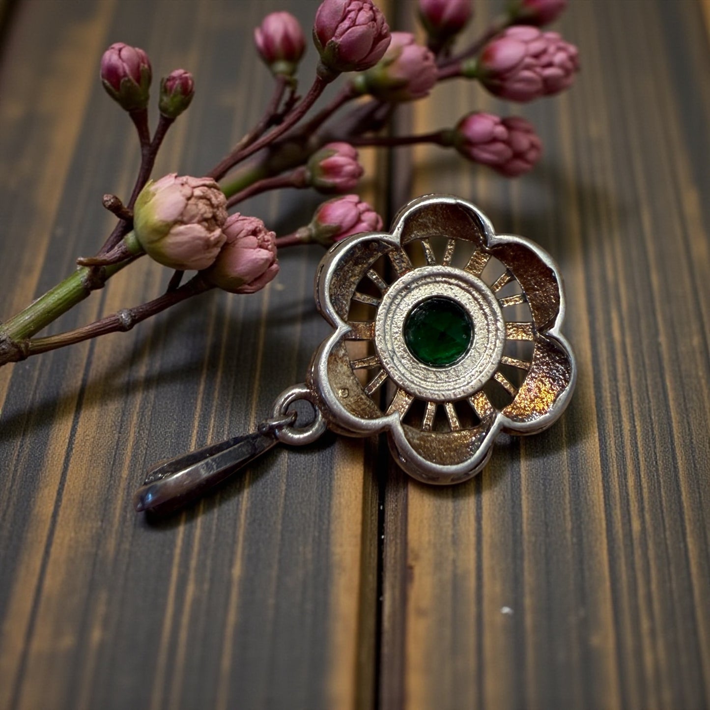 Pendente ciondolo gioiello in argento e marcasiti con cabochon verde