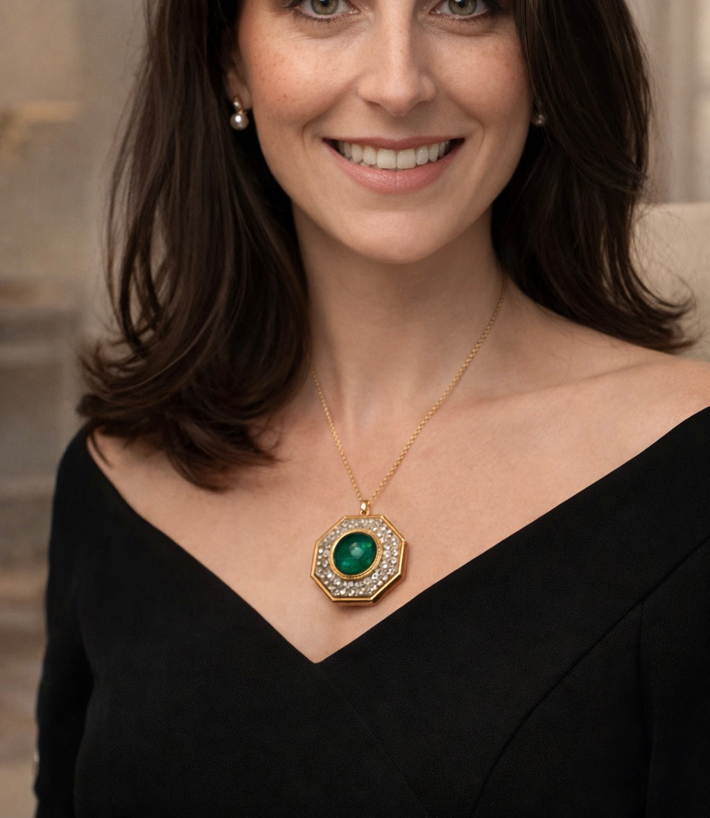 Spilla anni 70 con cabochon Verde e cornice di Swarovski miele, trasparenti e fumé