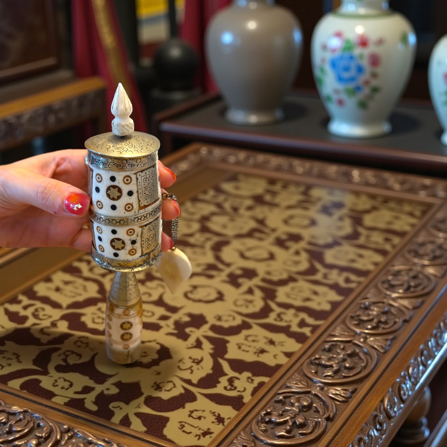 Ruota da preghiera tibetana in osso lavorato e decorato