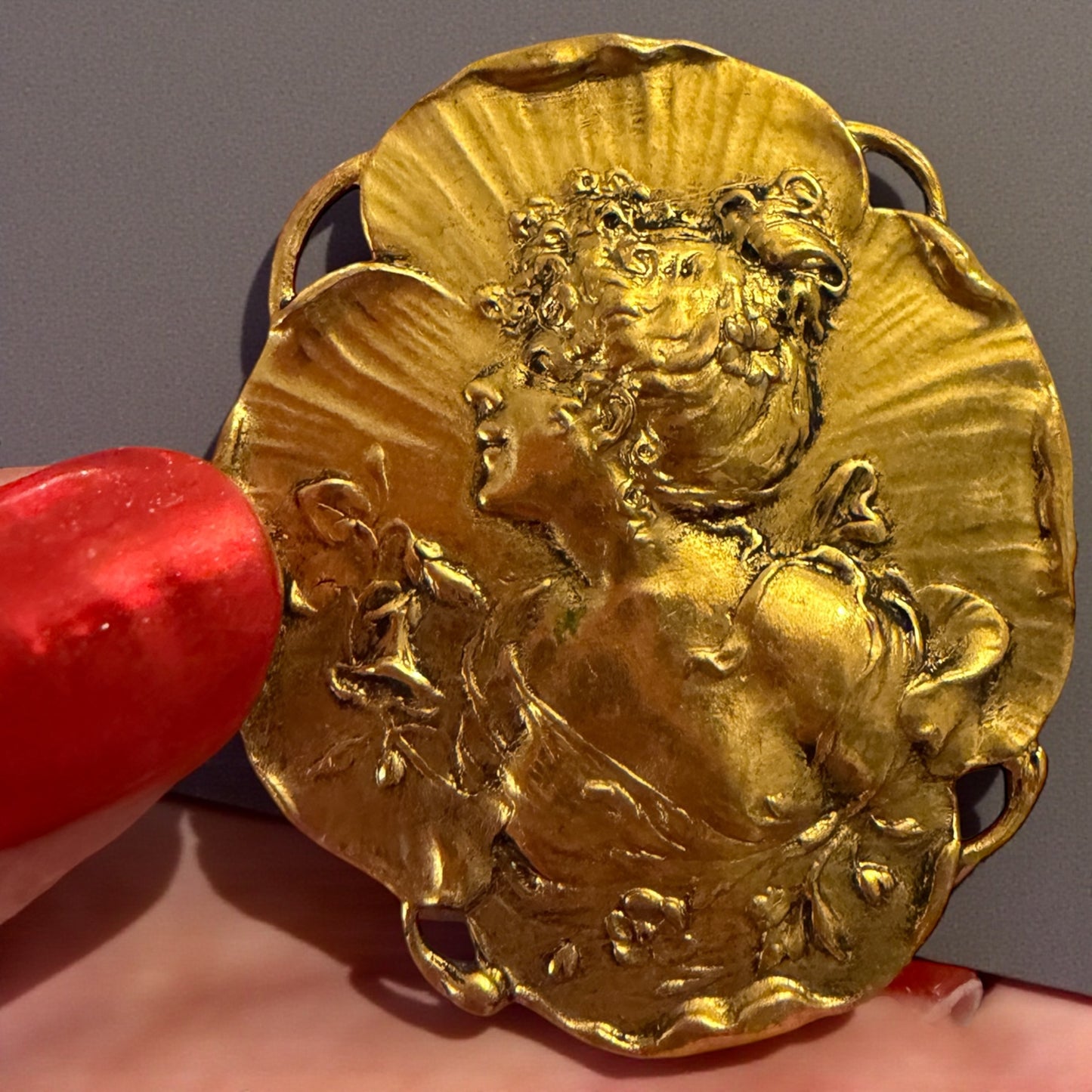 Spilla Art Nouveau dorata con archetipo di donna primissimo ‘900