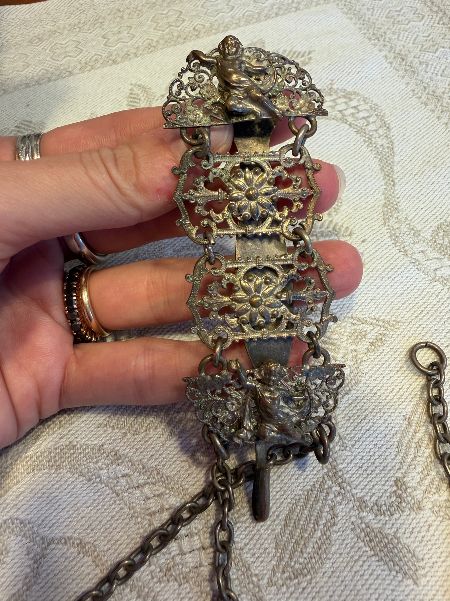 Chatelaine reggi calze con putti, lega metallica, fine ‘800 - primo ‘900