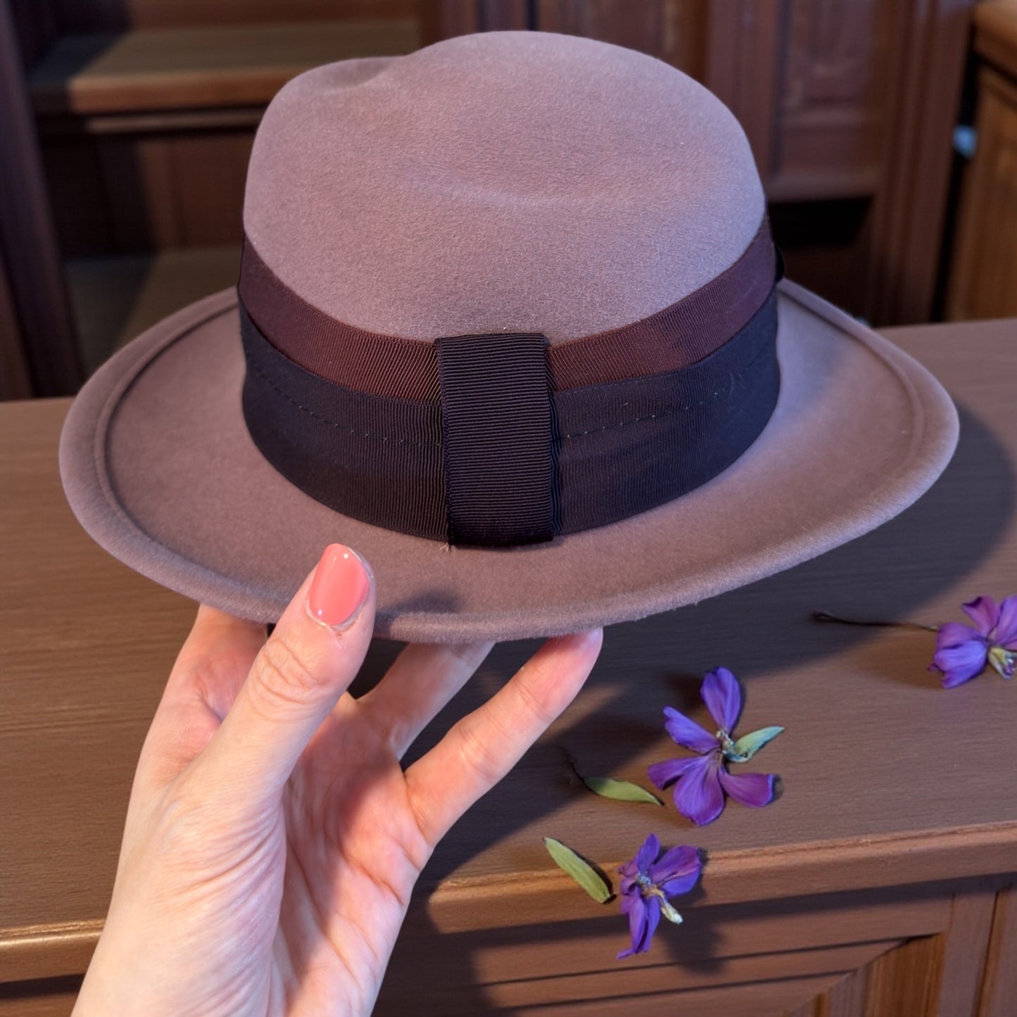 Set cappello e borsetta color malva anni ‘40