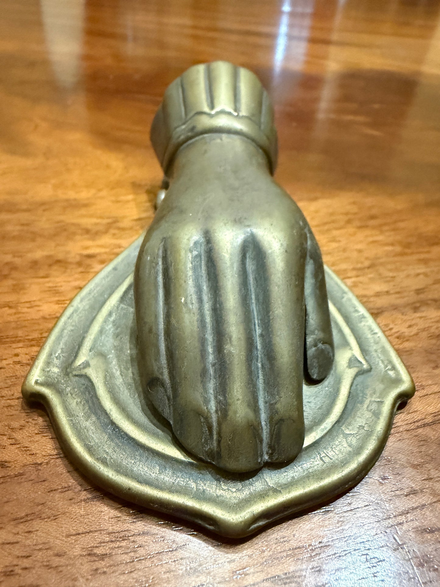 Antica pinza documenti a guisa di mano in ottone pieno, da studio legale primo ‘900