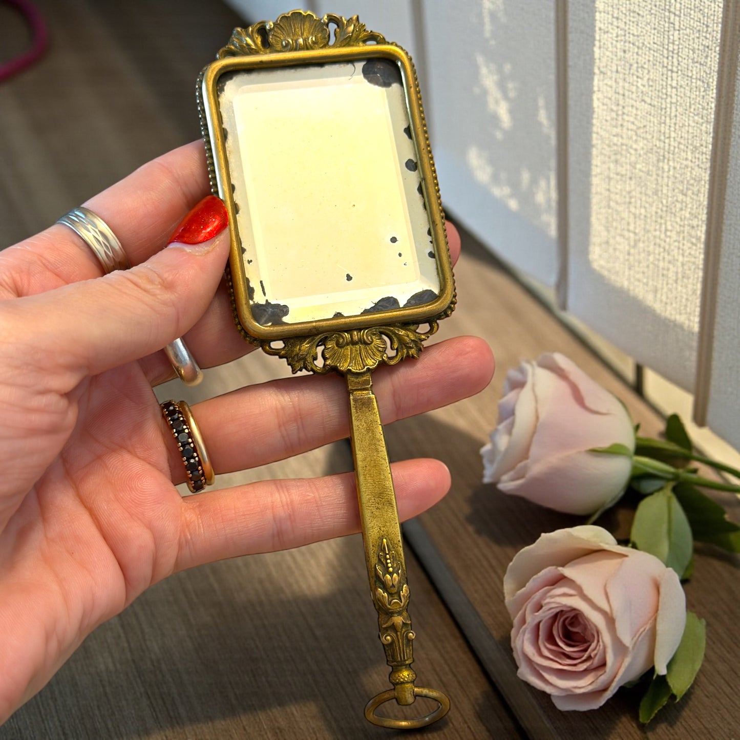 Antico specchio da mano con smalto su rame a tergo, proto liberty ca 1890