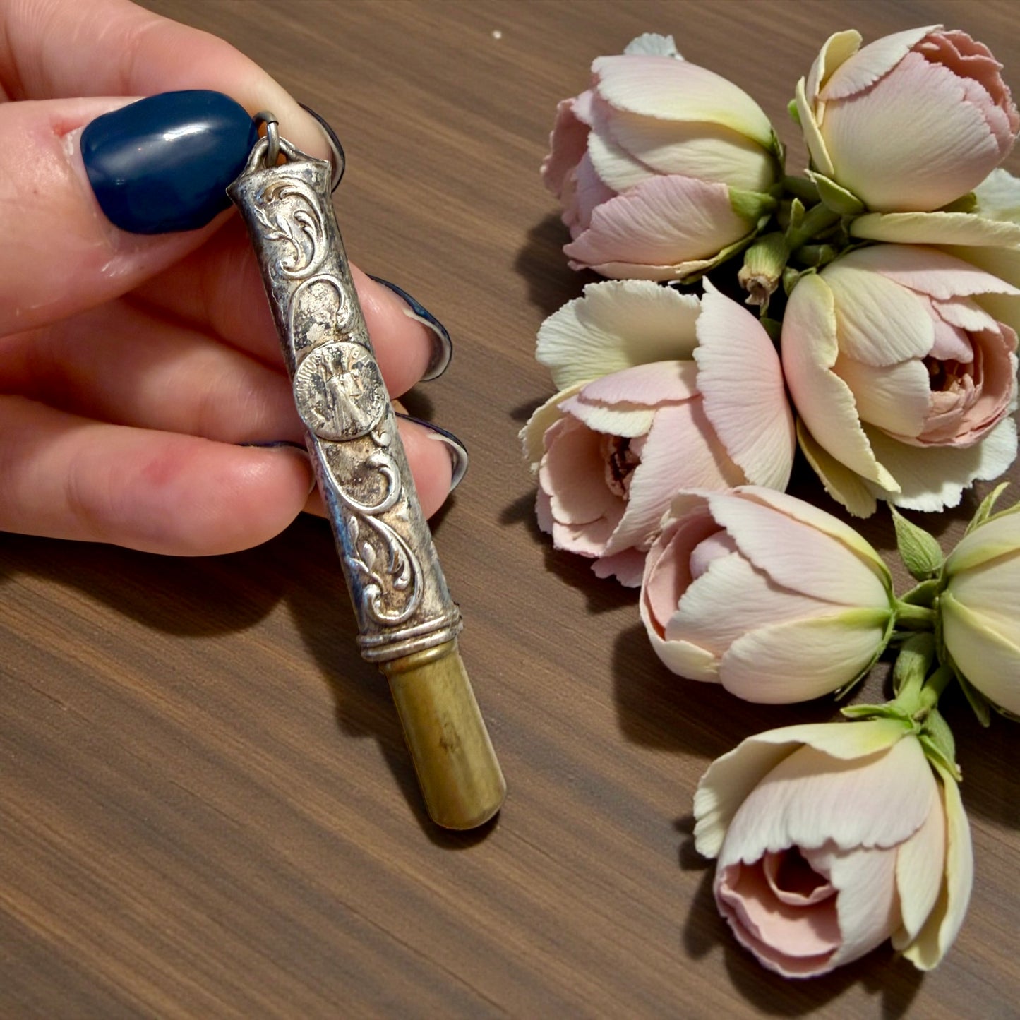 Porte-crayon fine ‘800 primo ‘900 da chatelaine, porta matita argentato con Maria Regina