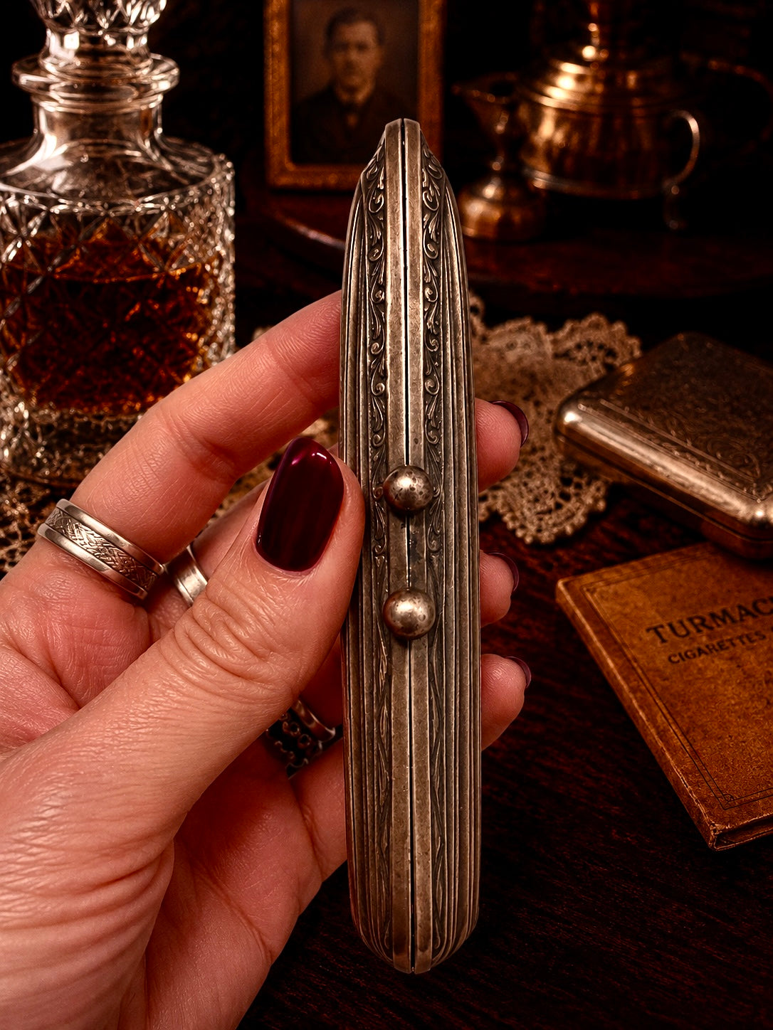 Elegante porta sigaro da viaggio anni ‘30 in alpacca, con cigarillo d’epoca e bocchino