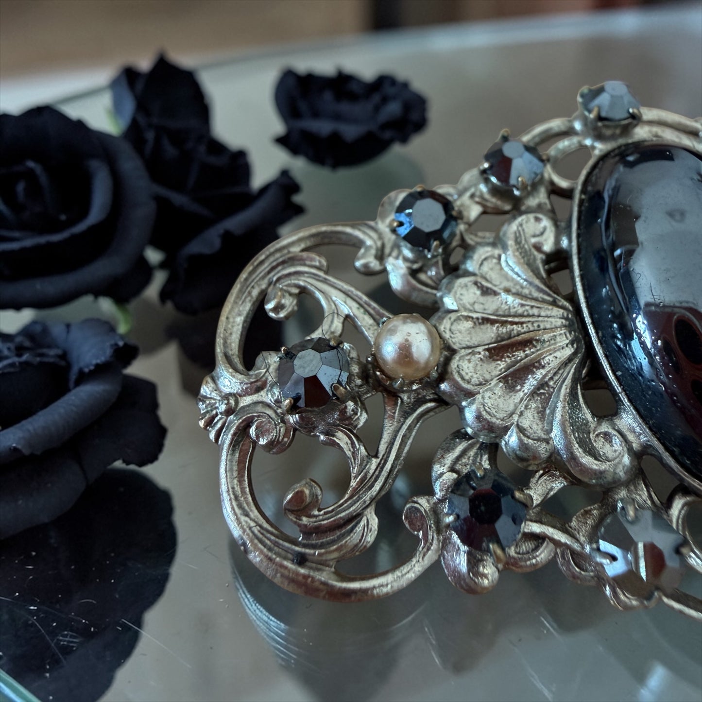 Grande spilla vintage con cabochon in prob. Ematite, perle e strass; anni ‘60