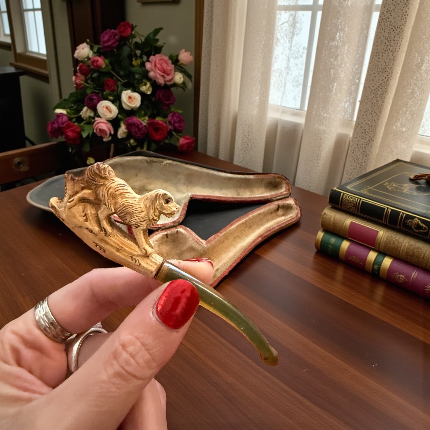 Antica pipa in schiuma di mare zoomorfa a guisa di cane, in custodia, fine ‘800