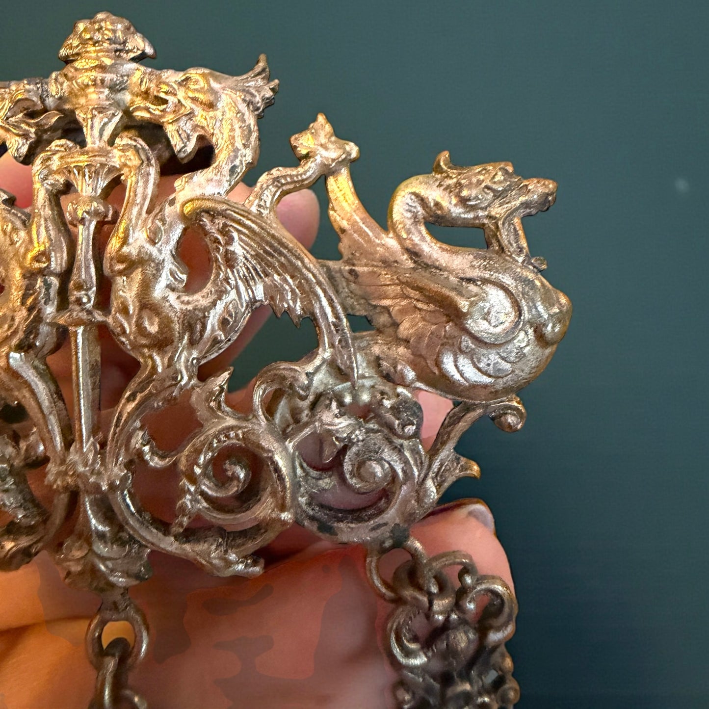 Chatelaine da sarta a 3 catene, riccamente decorata, ca anni ‘30