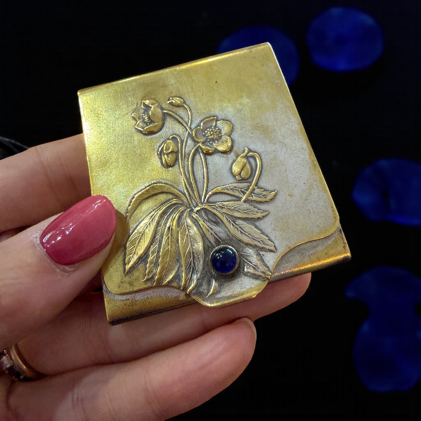 Antico Vesta Case con decoro Art Nouveau e cabochon blu