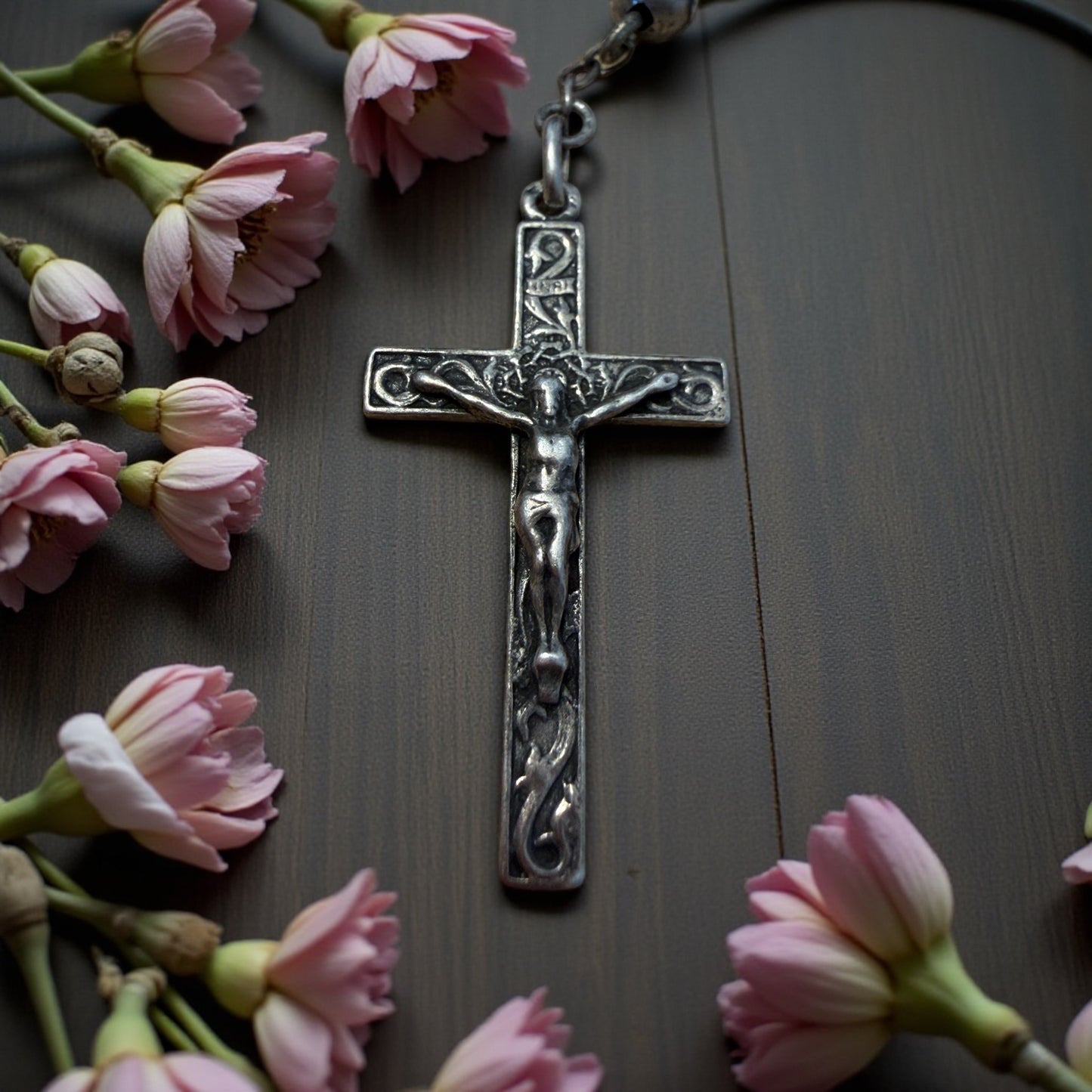 Antico rosario ca 1900 in argento e diaspro verde maculato, con perla segnaposto blu