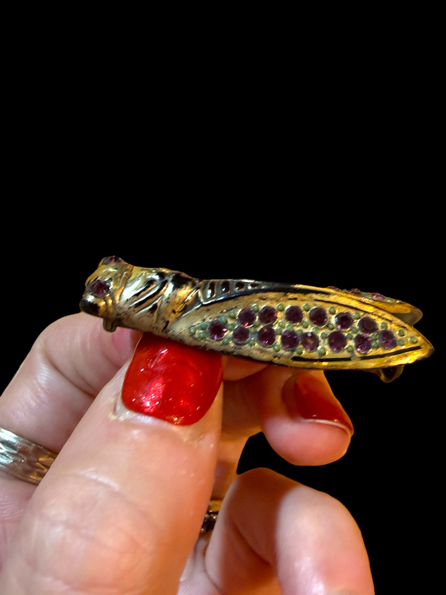 Splendida spilla Liberty a guisa di cicala temepestata di pates de verre color ametista