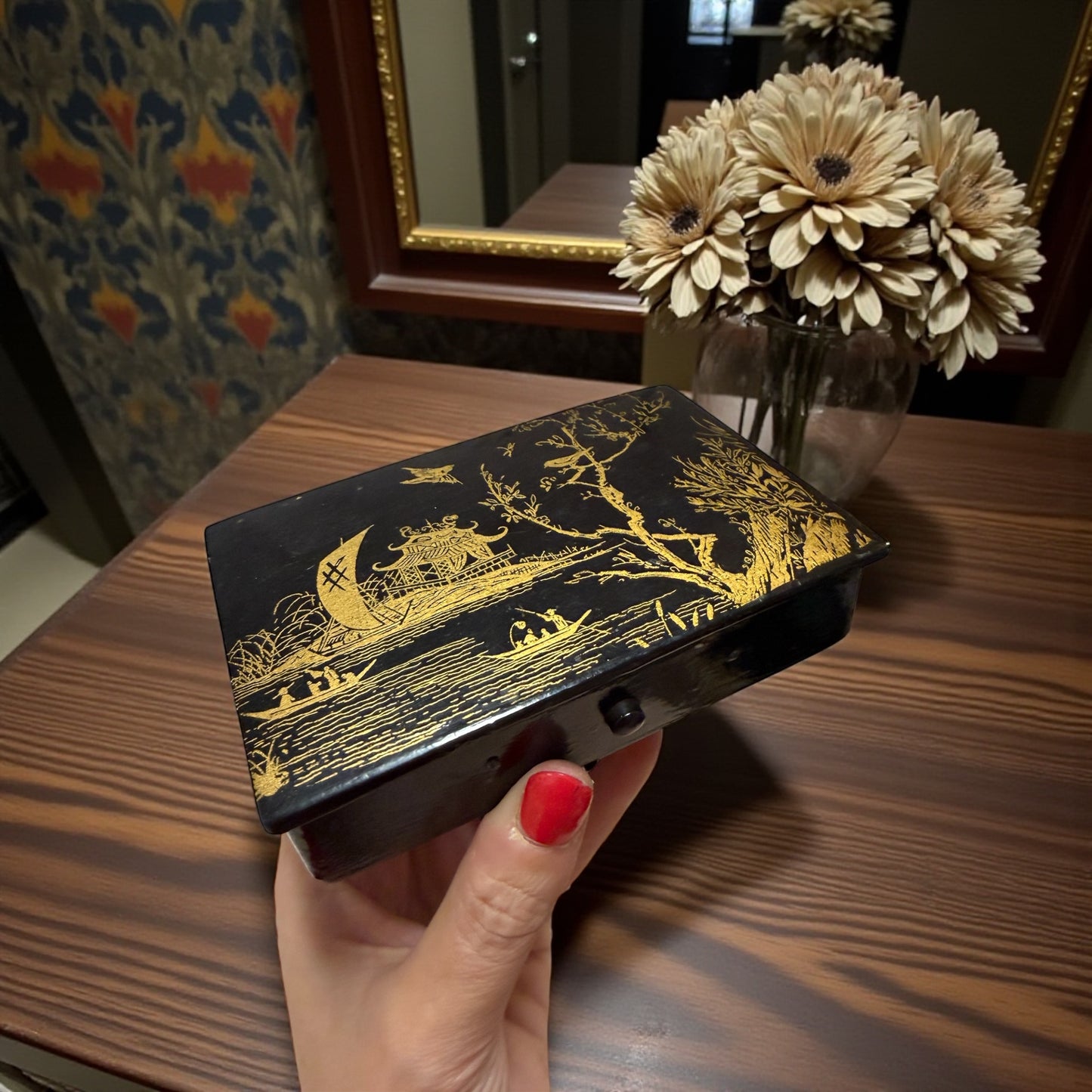 Cofanetto laccato nero orientale in papier mâché con paesaggio dorato